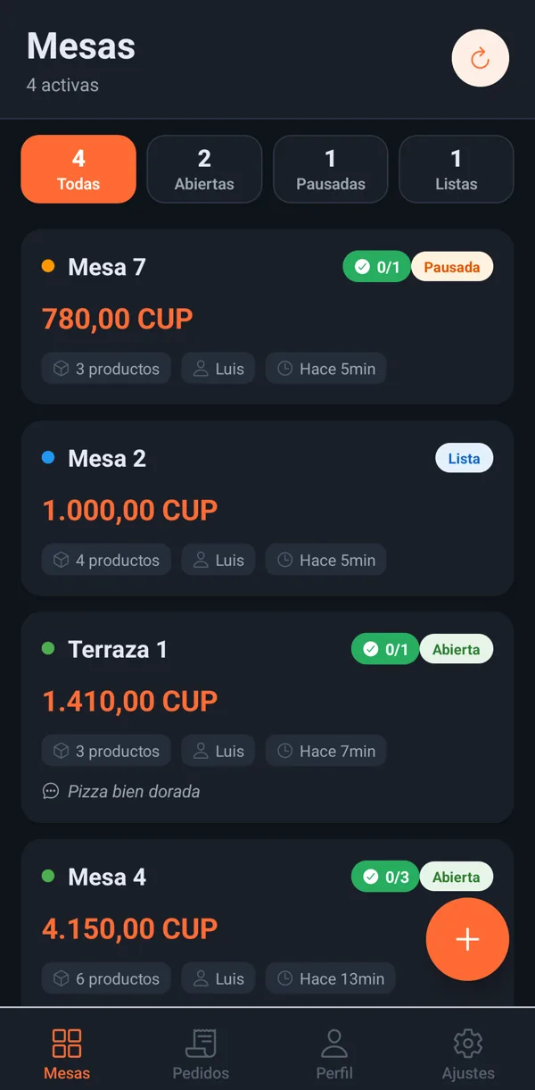 App del mesero en modo oscuro: lista de mesas con su estado (abierta, pausada, lista), el importe, lo servido de la cocina, el mesero que la atiende y la nota de la mesa.